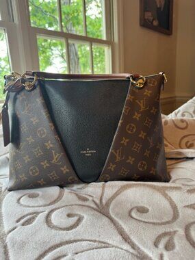 Louis Vuitton V Tote MM Monogram Noir Cara